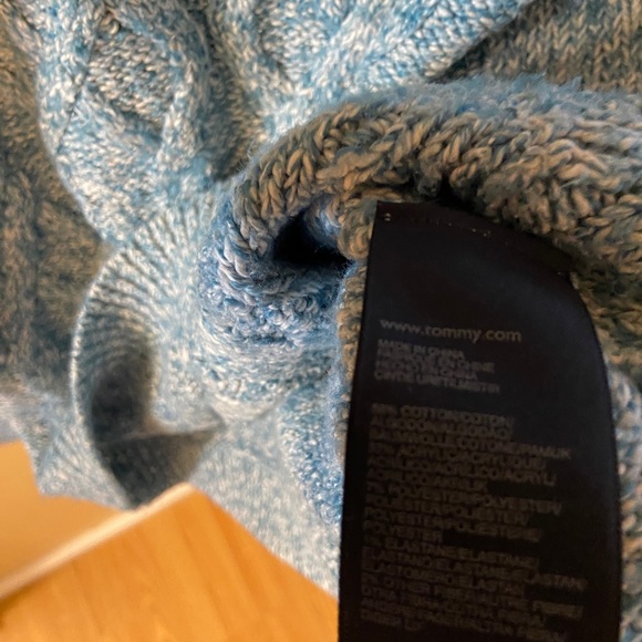 Tommy Hilfiger turquoise crew neck/cable knit sweater - size medium - Picture 8 of 9